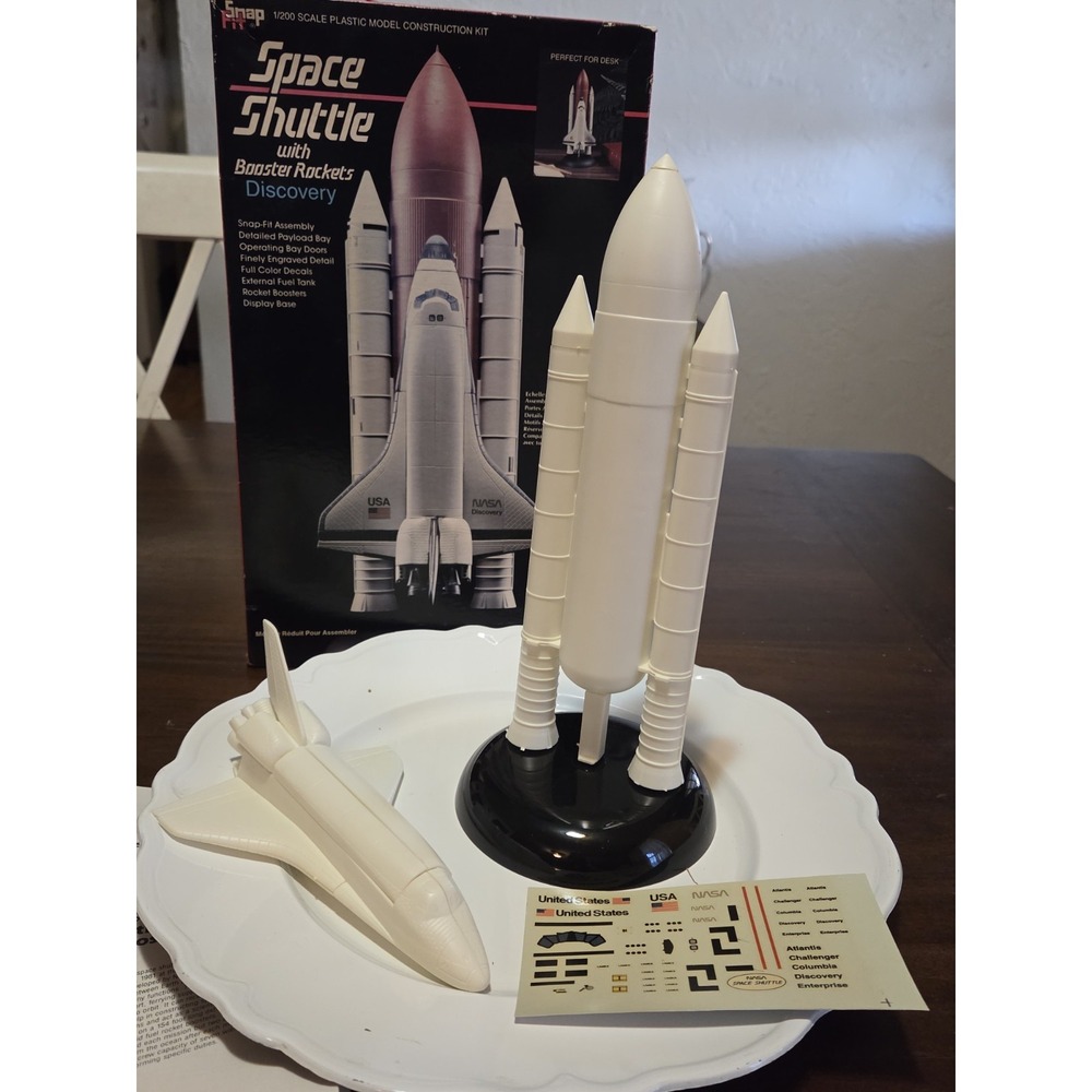 Vtg 1988 Lindberg Snap-Fit Discovery Space Shuttle #9000 1/200 Scale W Booster